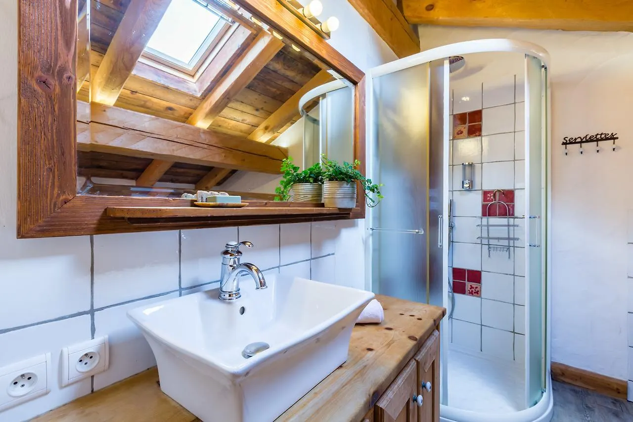 Le Chalezon Hotel Meribel 0*,